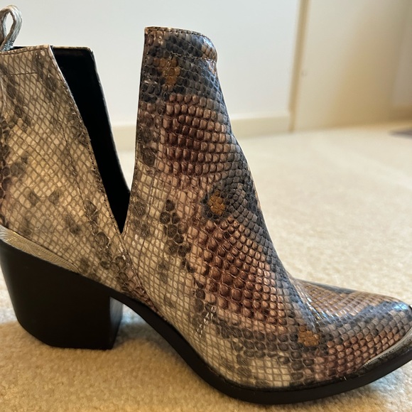 Ankle boots - Picture 2 of 9